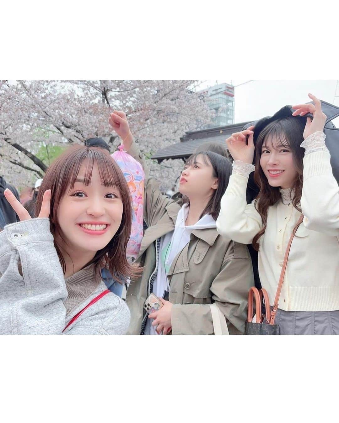 西山野園美さんのインスタグラム写真 - (西山野園美Instagram)「××  みなさん、お花見は行きましたか？ 私は先日上野のお花見を楽しんで来ました😄  上野東照宮も行ってきました。 この前、絵馬を返しに日光へ行ったので家康のファンかもしれないです。  上野東照宮で桜の御朱印を頂いて、可愛い御守りが無いか見ていたら、なんと手塚治虫先生のユニコがいました。こんな所で推しに会えるとは思いませんでしたのでそんなのは絶対に買いました。(不思議な日本語)  上野のお花見といえばむかし、ファンの人たちとお花見オフ会をしたのを思い出します。 日が落ちてから、こわ〜い声で桃太郎を話した事をよく覚えています🍑 本当に楽しかったな〜〜  この日は番組で仲良くなった人たちで久々に集まったよ！ みんな大きくなってた😄  × × ×  #お花見 #上野東照宮 #上野 #上野恩賜公園 #桜」4月2日 13時29分 - nozoccho