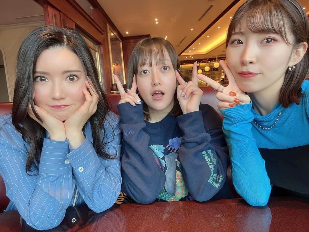 のインスタグラム：「お姉ちゃんの様なお友達の様な先輩のような、でもやっぱりお友達のような2人です🥺💐　　　　　　　　　　　　　　　　 　　　　　　　　　　　　　　　　　 4期生と7期生なので冷静に大先輩なのですが笑笑　　　　　　　　 　　　　　　　　　　　　　　　　　　　 ひと口に芸能活動とは言ってもそれぞれ全く違うジャンルでのお仕事なので、話していて勉強になるし、違うジャンルだからこそ相談出来る事もたくさんある✨　　　　 　　　　　　　　　　　　　　　　　　　　　　 　　　　　　　　　　　　　　　　 #友達 #先輩 #お姉ちゃん #みんな青かった #お茶」