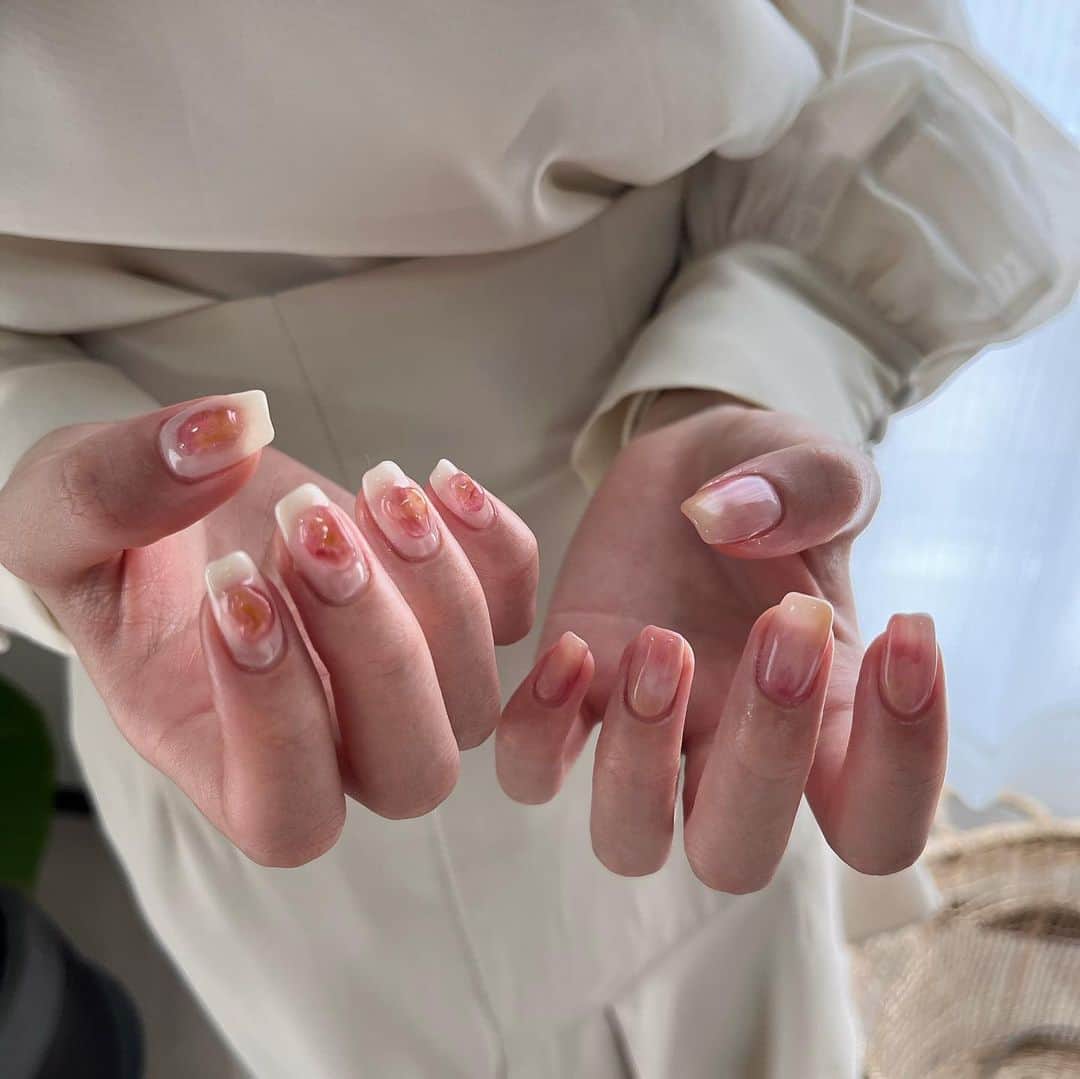 濱澤ゆうりのインスタグラム：「最近の #濱澤ねいる屋 シンプルめです #ニュアンスネイル です」