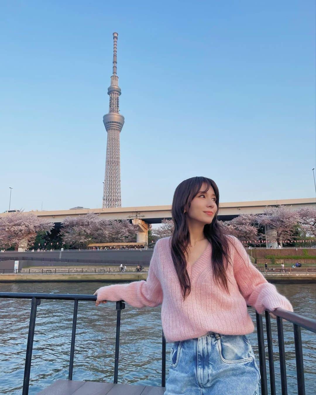 May J.のインスタグラム：「やっとお花見できた🌸 皆さん素敵な週末を🫶  Enjoying this beautiful cherry blossom season💓  #sakura #桜 #cherryblossom  #skytree #東京スカイツリー  #TaraJarmon @tarajarmon_jp」