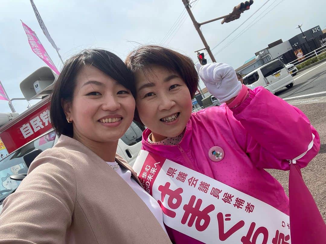 鈴木貴子さんのインスタグラム写真 - (鈴木貴子Instagram)「高知県香南市　 定数2のところに自民党から2人、 保守系が1人でております。  なんと！！この自民党公認候補、2人とも女性‼️ もしかして、初めてでは？！  #まきおあやね　現職2期目への挑戦 #はまぐち涼子　現職2期目への挑戦  です。  槇尾 絢子候補は、33歳。自らが経営者ということもあり、女性の事業継承支援などを議会でも取り組まれています。プライベートでは柔道の黒帯の持ち主でもあり、スポーツ振興や子育て問題などにも取り組まれています。  濱口 涼子候補は、自らの不妊治療経験そして諦めた経験をバネに「社会のために何ができるか」、みんなのお母さんになる！との思いで市議に。そして、現在は県議としてそのバイタリティを原動力にご活躍。  両名とも、この青空に勝る“あっぱれ”な街頭演説でした！！！香南市の皆さんは、本当に素晴らしい人材をそだて、そして議会へと送り出されておられる、と心からの感謝と敬意でいっぱいに。  それにしても、暑かった！！！！！！！」4月2日 13時45分 - _takako.suzuki_