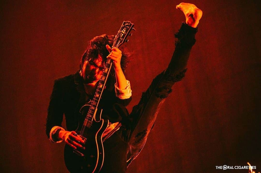 鈴木重伸のインスタグラム：「KNOTFEST 呼んでいただきありがとうございました。初めて会う方も多かったと思いますが、楽しませてもらいました。オーラルのファンの皆さんもありがとうございました。 photo by @satoshihata87」