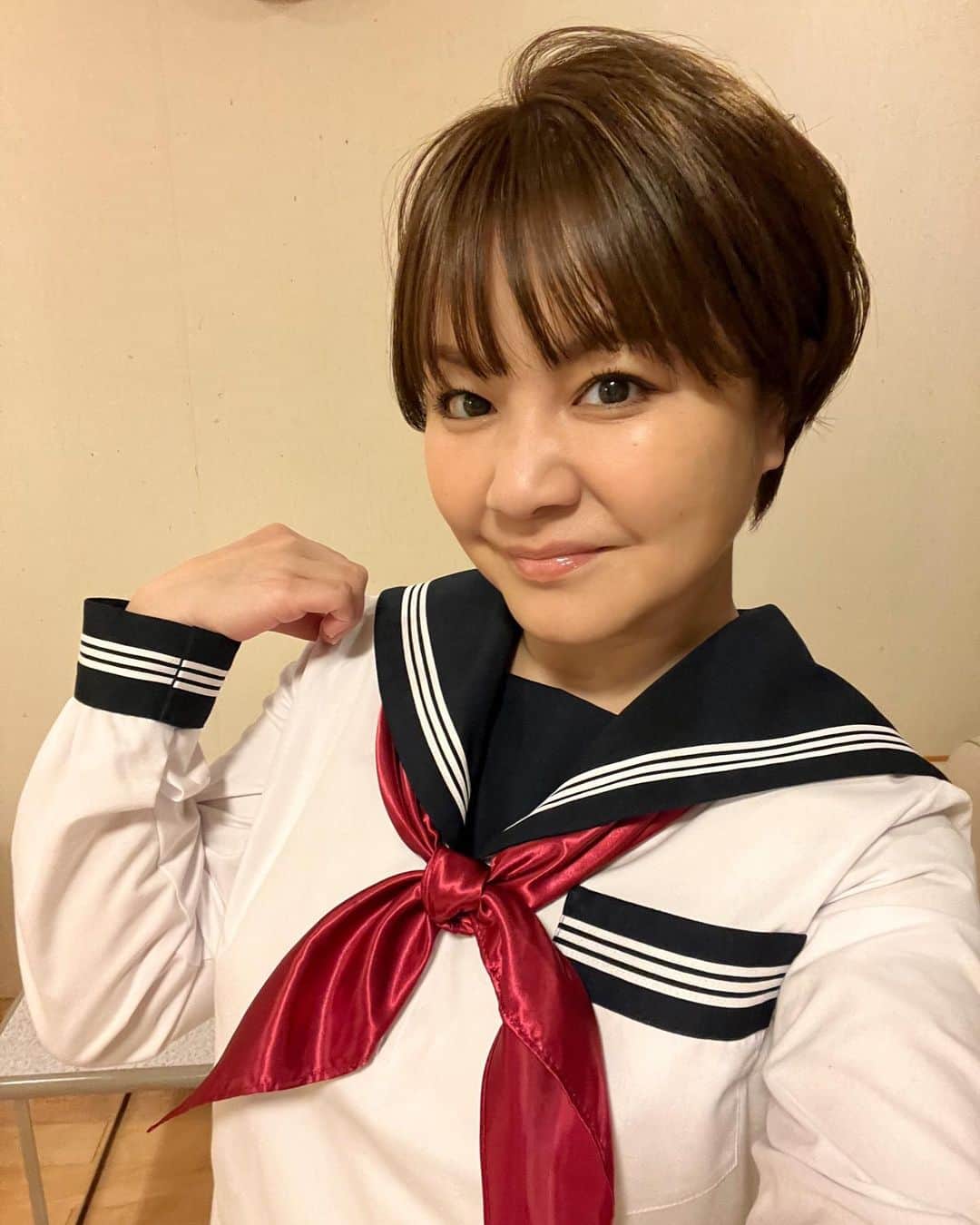 中澤裕子のインスタグラム：「⭐︎⭐︎  福岡で大人気の番組 「福岡くん。」では、衣装に制服を着ます。  衣装じゃなきゃ絶対着れない制服。 そりゃあそうだ🤣  この番組に出れる事が ありがたいのです✨  #fbs #福岡くん  #衣装 #セーラー服」