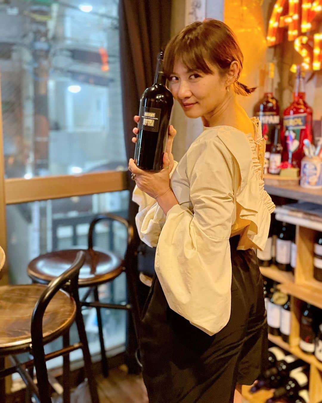 藤崎奈々子さんのインスタグラム写真 - (藤崎奈々子Instagram)「着ていると必ずみんなに褒めてもらえる @remula.jp のブラウスを着てお出かけの日 ・ ちよみんからのお誘いで中目の @clandestino_41 でワイン女子会 @sanmarzanowines で乾杯 白はサッパリスッキリで、ご飯がススム！ 赤はまろやかで、のんびり飲みながらの女子トークが盛り上がりました ・ @momchichina ちよみん @chinatsu614 ちゃん @yukari_t0209  @naosuke0807 さん 楽しい夜をありがとうございました また、次回も楽しみ♪ ・ #remura #ブラウスコーデ  #uncrave #uncrave_white  #sanmarzanowines  #女子会ディナー #ワイン会」4月2日 13時52分 - nanakofujisaki