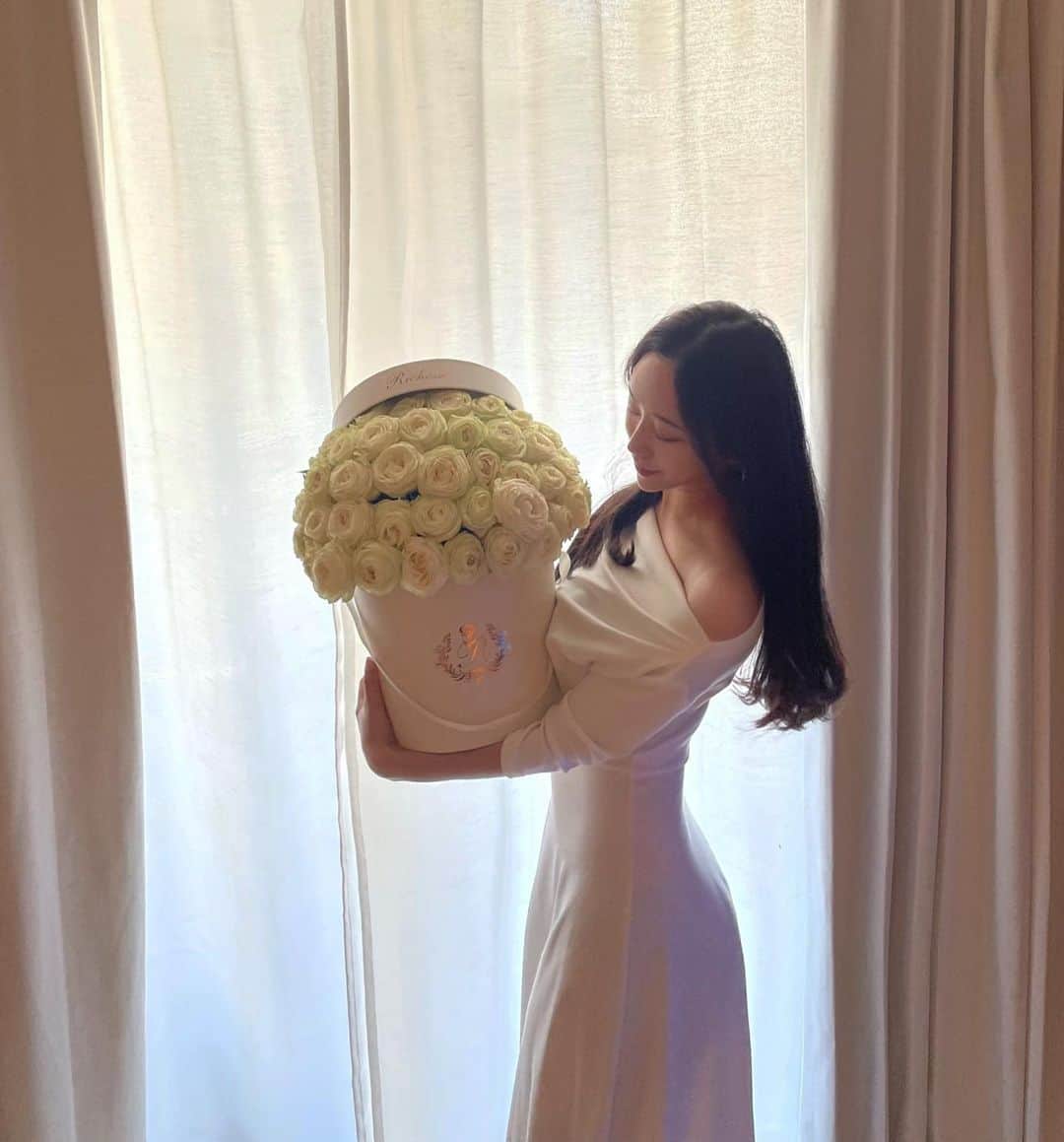 natsu_772のインスタグラム：「𝐇𝐞𝐥𝐥𝐨 𝐀𝐩𝐫𝐢𝐥🤍 白い薔薇が1番好き〜🦢💎✨」