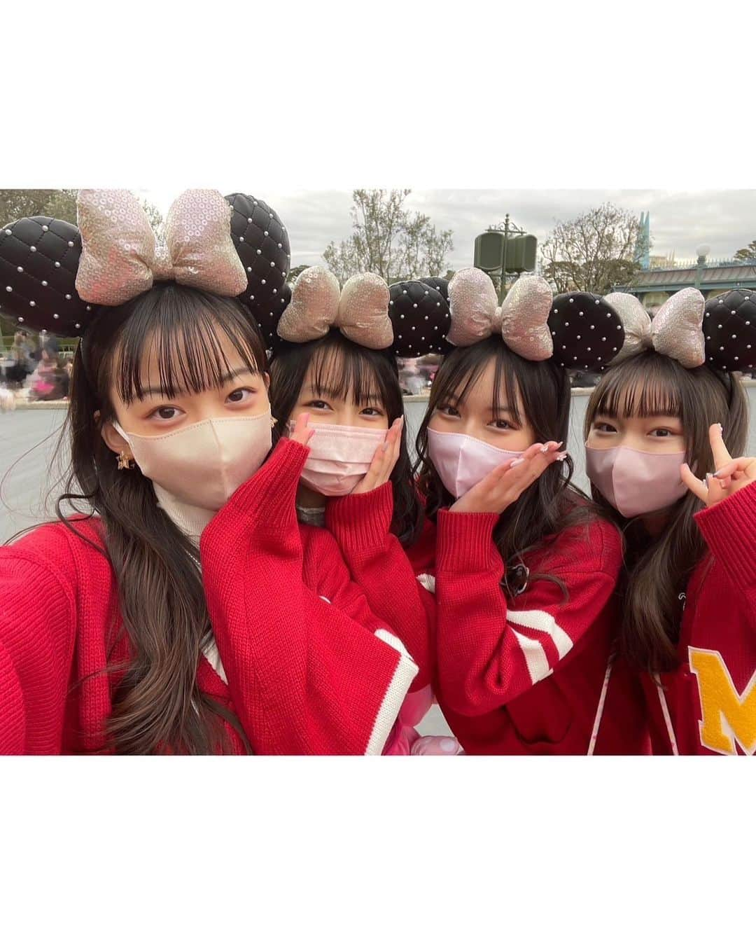 鎌田英怜奈のインスタグラム：「🏰 『キラピチ ４月号』の卒業遠足で #ディズニーリゾート に行きました💗  ディズニーに行けると知ってから、 体調を崩さないか不安になったり。 でも時々４人でLINE電話をして盛り上がったりと １日１日が長くて濃かったです。  当日の朝、みんなと「おはよう」を言った その一瞬から本当に楽しくて 大好きなみんなと行けたのが本当に嬉しくて。 とっても幸せな１日となりました(*ฅ́˘ฅ̀*)♡ そして、そんな幸せな瞬間が４月号の紙面に残るなんて 最高で特別な思い出だと感じています。  撮影が終わった後は みんなで同じホテルにお泊まりしました🩵 ４人で寝るまでずっと一緒にいるのが楽しすぎて ホテルで写真撮るのをすっかり忘れてしまったのが 唯一の心残りかもしれません🥹🤍  #キラピチ #キラモ #Gakken さん #TDR #TDL #TDS #ミニーベスティーズバッシュ！は3/31で終了しました #野崎珠愛 ちゃん #佐藤結愛 ちゃん #堀江美咲 ちゃん #鎌田英怜奈」