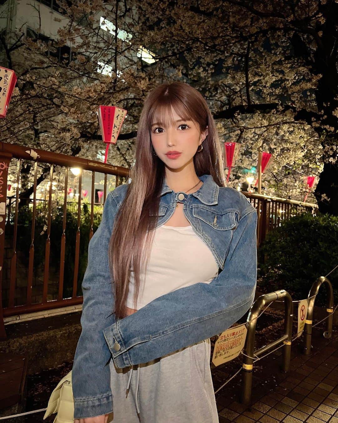 きこのインスタグラム：「いちご飴の飴が想像以上に硬すぎて 歯に全部接着された日❗️🍓  👚@graxia_official  デニムジャケットかわいいいよね . . #いちご飴が怖かった」