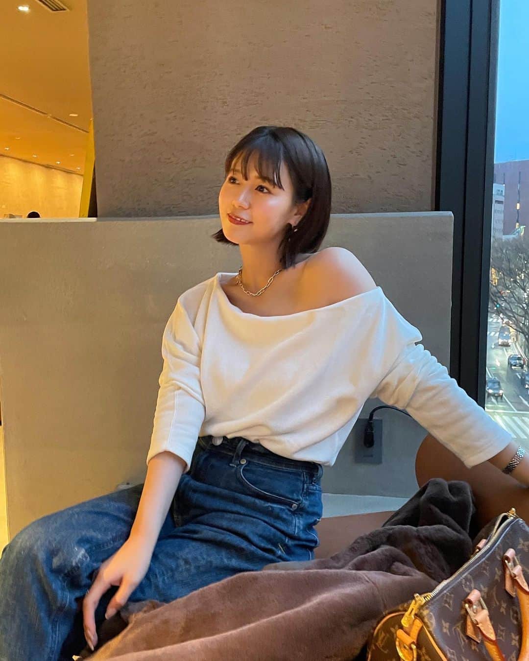 井口綾子のインスタグラム：「オフショルのトップス可愛くて好きだけどアウター着るの大変だよね🐸」