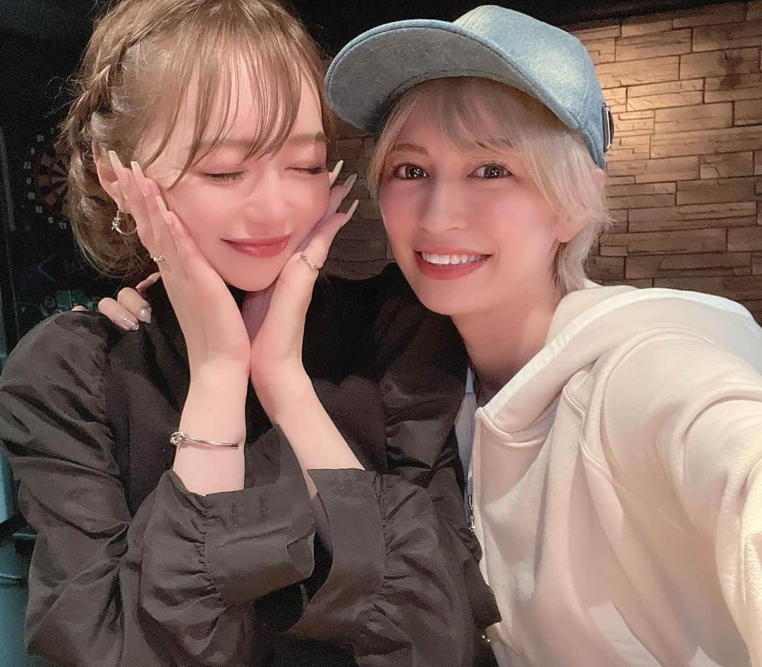 緒沢リオのインスタグラム：「見返したら酔ってる写真しかない件  あやさん好きすぎて毎回長くなる😂💕  いつもありがとうだなぁ😌  （そしてすっぴんでこんな可愛いくて綺麗な人類いる？見たことない。 てかなんならほぼすっぴんしか見てないからたまにお化粧してる姿見るとびびるのよ。）」