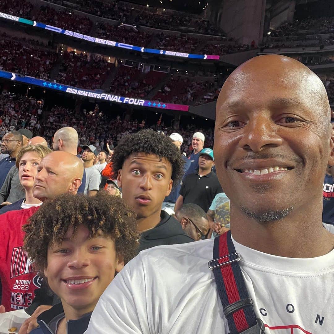 レイ・アレンのインスタグラム：「#marchmadness #uconnwins #myboys #houston #nrg」