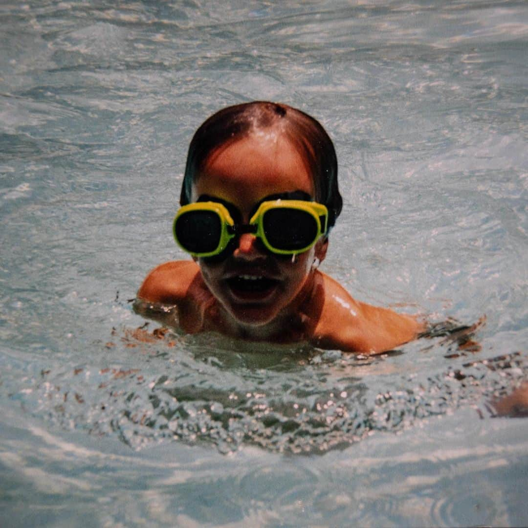 ブロンテ・キャンベルさんのインスタグラム写真 - (ブロンテ・キャンベルInstagram)「Since I was this tiny I’ve wanted to be an Olympic swimmer. It’s been almost 2 years since I last set foot on a starting black, but I’m ready to give it one last crack.  I never retired after the Tokyo Games, I just needed some time and space to decide my next move.  And the answer has been to get back in the pool and do it all again…do it to see how far it can get me, do it for the feeling of putting on the green and gold but mainly do it for the little Bronte who always just wanted to swim. I’m excited about the next 16 months leading into Paris Olympics, I have a long way to go but a good team to help me get there. Also swipe to see my first ever club championship win…I’m the one in the middle looking like a drowned rat. That little girl has come a long way, just a little further to go.」4月2日 14時12分 - bronte_campbell