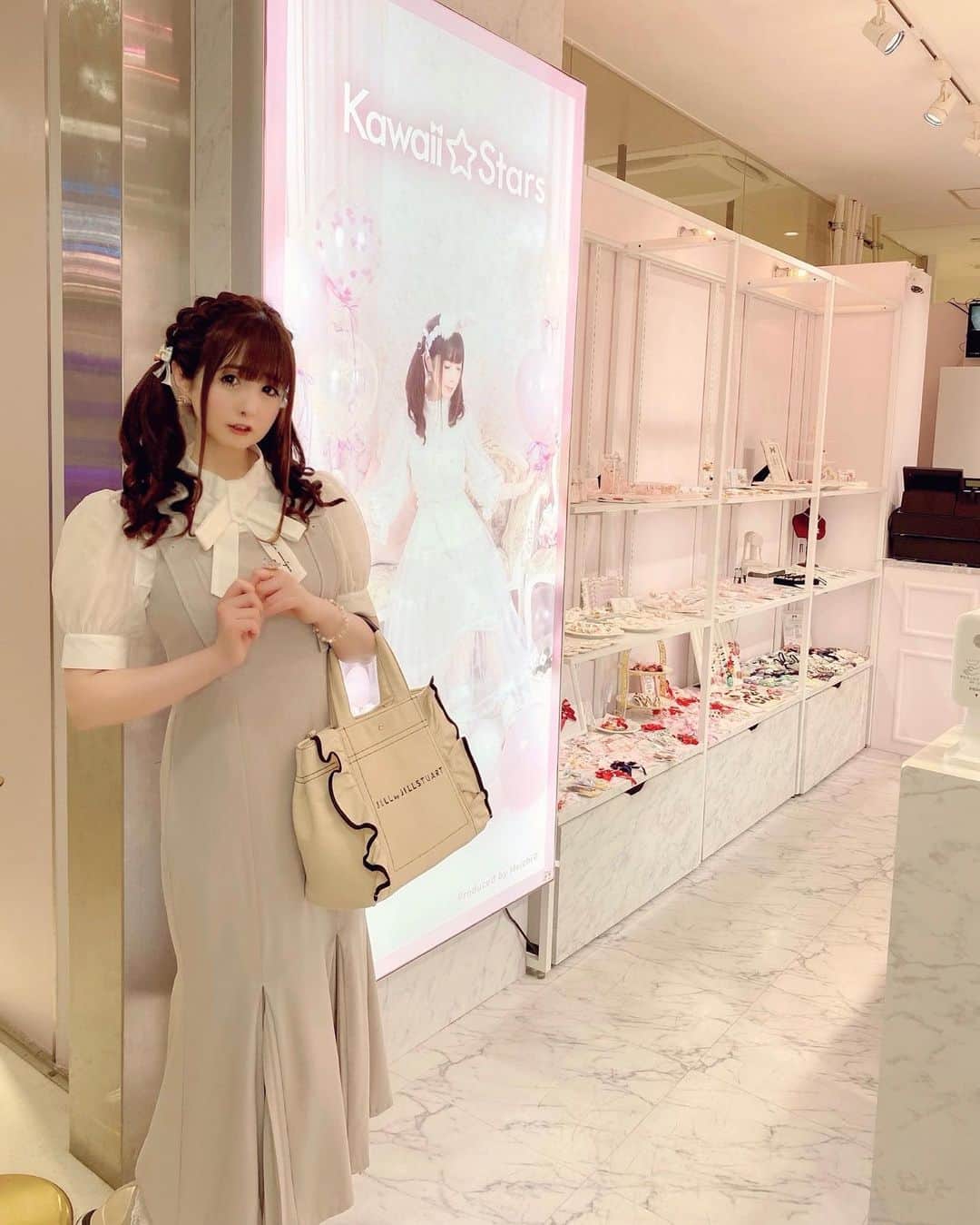 伊藤芽衣のインスタグラム：「いつの日かの めいちコーデ♡ ⁡ トップス＊ F i.n.t さん♡ @fi.n.t_official  ⁡ ジャンスカ＊ Án MILLEさん♡ @anmille.official  ⁡ どちらもラフォーレさんで お迎えしました♡ ⁡ #fint  #フィント  #アンミール　#anmille  #ラフォーレ原宿 #ガーリーファッション #大人かわいい #大人かわいいコーデ」