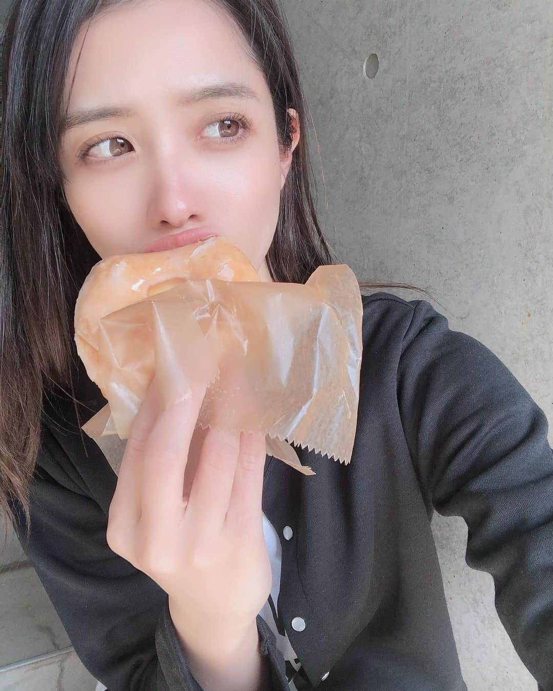 浦田麻緖さんのインスタグラム写真 - (浦田麻緖Instagram)「ドーナッツ🍩な休日(*´ч`*)(*´～｀*)ŧ‹"ŧ‹"ŧ‹"  @higuma_doughnuts  さんのドーナツは、もちもちふわふわ🐻  #higumadoughnuts  #ドーナツ #美味しいドーナツ #もちもち #ふわふわ #おやつ #yummy  #ヒグマドーナツ」4月2日 14時24分 - mao.urata