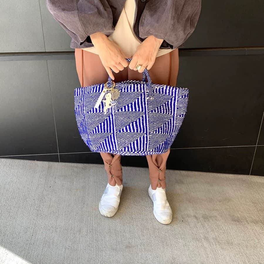 nocotoさんのインスタグラム写真 - (nocotoInstagram)「フラッグ柄が🚩かわいいサイザルバッグ、ブルーが再入荷しました🙋‍♀️周りを折り曲げるとネコカゴにもなっちゃうんですよ🎶収納としてもオシャレだし、何に使おうか悩んじゃいますね。  #bag #サイザルバッグ #interior #ネコカゴ」4月2日 19時56分 - nocoto_store