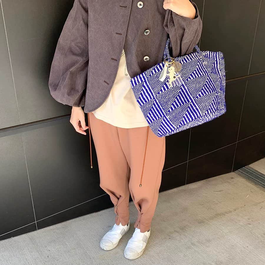 nocotoさんのインスタグラム写真 - (nocotoInstagram)「フラッグ柄が🚩かわいいサイザルバッグ、ブルーが再入荷しました🙋‍♀️周りを折り曲げるとネコカゴにもなっちゃうんですよ🎶収納としてもオシャレだし、何に使おうか悩んじゃいますね。  #bag #サイザルバッグ #interior #ネコカゴ」4月2日 19時56分 - nocoto_store