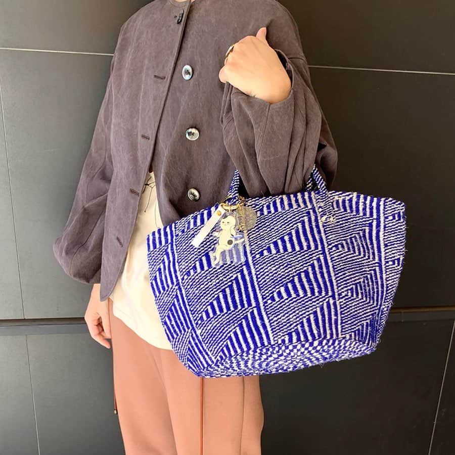 nocotoさんのインスタグラム写真 - (nocotoInstagram)「フラッグ柄が🚩かわいいサイザルバッグ、ブルーが再入荷しました🙋‍♀️周りを折り曲げるとネコカゴにもなっちゃうんですよ🎶収納としてもオシャレだし、何に使おうか悩んじゃいますね。  #bag #サイザルバッグ #interior #ネコカゴ」4月2日 19時56分 - nocoto_store