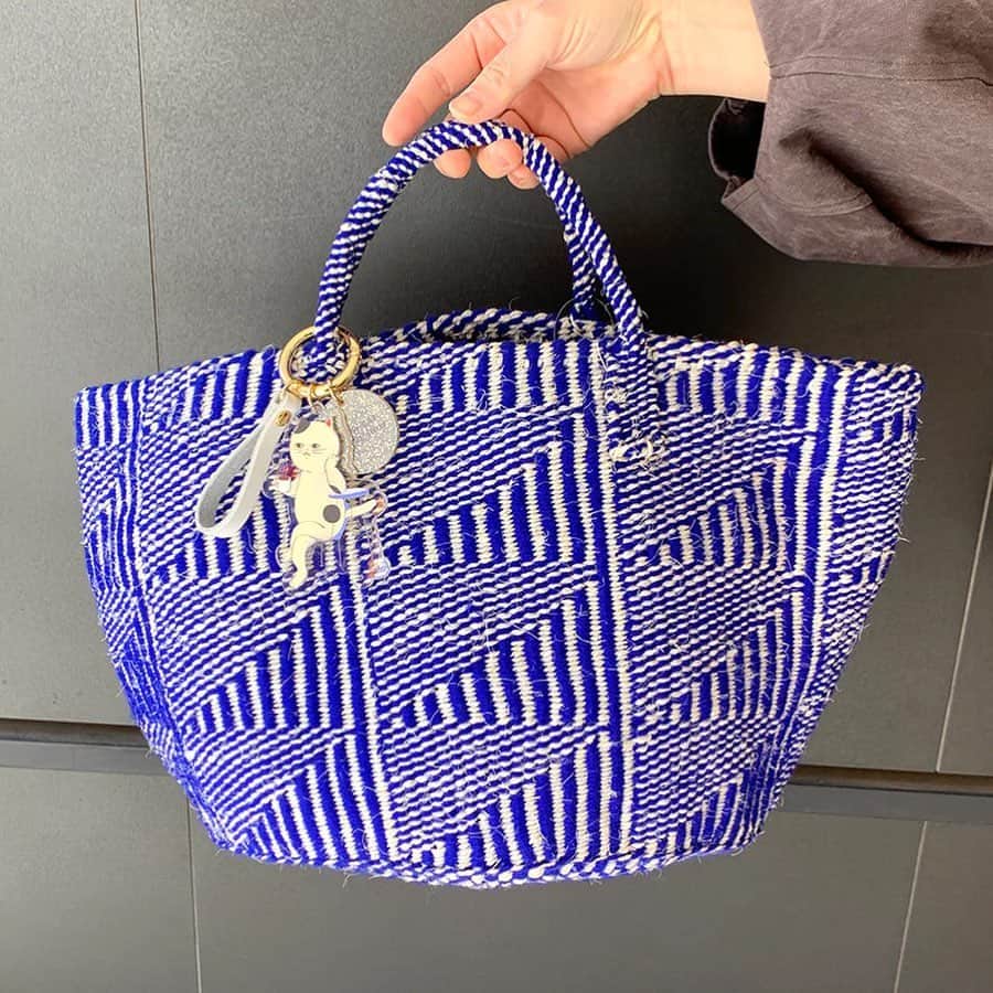 nocotoさんのインスタグラム写真 - (nocotoInstagram)「フラッグ柄が🚩かわいいサイザルバッグ、ブルーが再入荷しました🙋‍♀️周りを折り曲げるとネコカゴにもなっちゃうんですよ🎶収納としてもオシャレだし、何に使おうか悩んじゃいますね。  #bag #サイザルバッグ #interior #ネコカゴ」4月2日 19時56分 - nocoto_store
