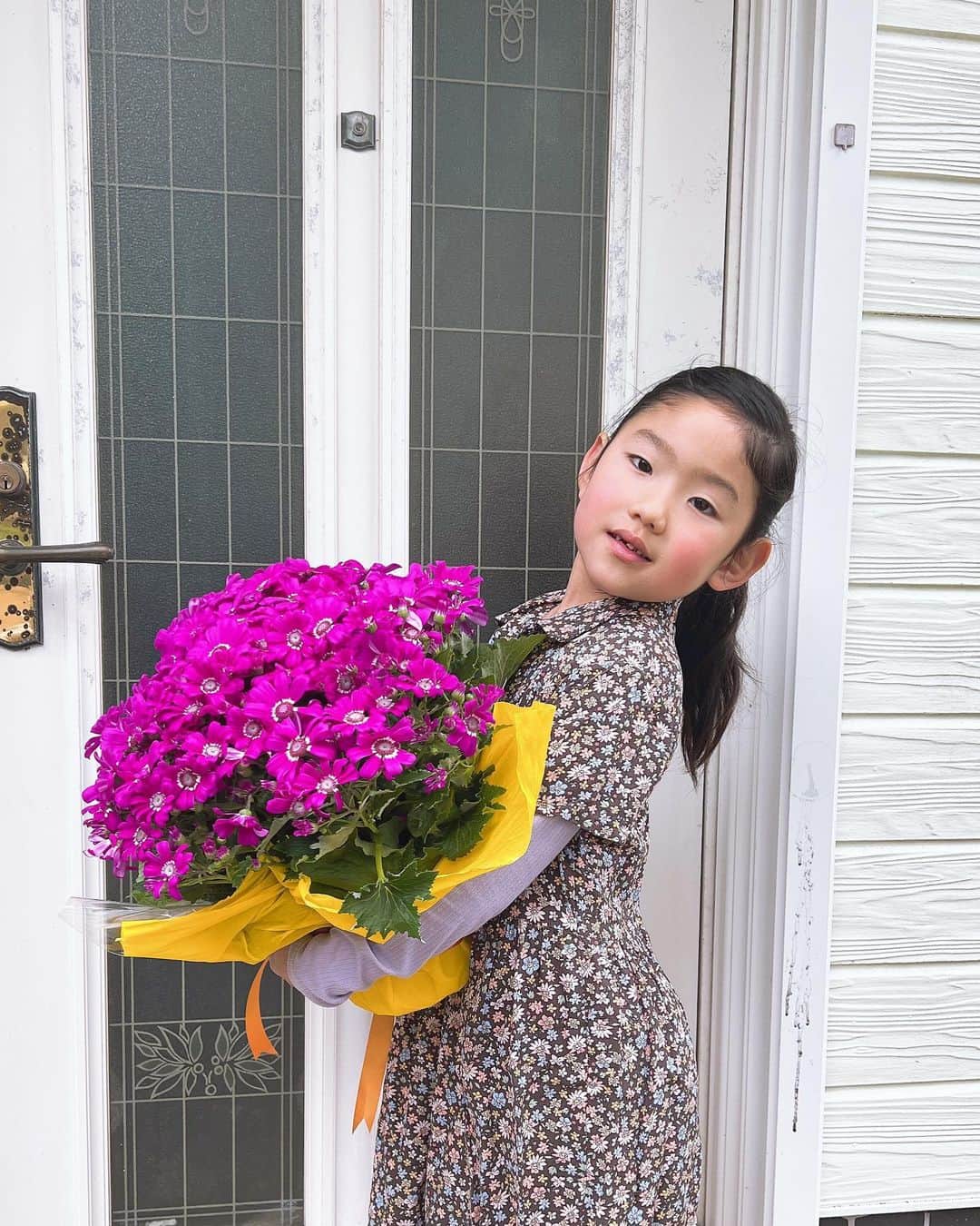 有坂美香さんのインスタグラム写真 - (有坂美香Instagram)「【🌸卒園🌸】3月25日、おかげさまで娘が0歳から通った保育園を生無事卒園しました‼️ 先生方の愛情とサポートでコロナ禍も一緒に切り抜けてくださり、おやつも手作り、毎日のお散歩、感謝、感謝です！ 家族と周りの皆さんの協力と娘のお友達やご家族からの沢山の愛情のおかげです❣️ありがとうございました😭🙏✨✨ そして何より 6年間、雨の日も風の日も 楽しく送迎してくれたダディ @kosugacro  本当に本当にお疲れ様でした🙏  娘は、40時間のお産、スーパーイヤイヤ期を経て 今ではお絵描き大好き、頼りになるオモシロ女の子になりました。(#現在絶賛前歯永久歯待ち) 将来の夢を一人一人力強く発表してくれた卒園式。 泣けました。  謝恩会は、パパさん達の コントから始まり😂(これが最高でした‼️)  私はダディと一緒に 先生達からのリクエスト曲メドレーと 保育園で歌われていた 大好きな曲を お友達と一緒に歌わせて頂きました♫♫♫♫ ありがとうございました！ もうこの上ない幸せでした♫  保育園の先生方、父兄の皆さん、そしてもちろん6年間一緒だったお友達、 本当にありがとうございました😊  余談:写真５枚め、６枚目 「卒園祝いのディナー」どこか行きたい？と尋ねると  「ほいほい！」と食い気味に返事。←ほいほい、は50年ほど鎌倉にある、昭和の香り漂う昔ながらの老舗喫茶店です😂　焼肉！とかいうかと思ってたんですが、マスターにも会いたいということで  ドイツから帰国中の姉も一緒に家族でほいほいに行きました♫  娘の定番メニュー、 山芋の千切りという、 激渋スタイルでお祝♫   笑いあり、涙あり、 思い出に残る1日でした。  ありがとうございました！ そして、ココちゃん、お友達のみんな、本当におめでとう㊗️   最後の２枚の写真は 最後の登園の朝。  ♪･:*:･･:*:･♪･:*:･･:*:･♪ @mikaarisaka Ms.World Universal  International 2022 in Sydney, Australia 💎Ms.World Universal Elite 2022 3rd Runnder Up  入選  特別賞W受賞 💎Ms.World Universal  People's Choice Winner 2022 💎Ms.World Universal Congeniality Winner 2022  💎Ms.World Universal Japan Ambossador 2022 日本代表💎Wellness Rose Rei(株)アンバサダー💎港区観光大使　 ♪:*:･･:*:･♪･:*:･･:*:･♪･:*:･･:*:･♪  #有坂美香　#有坂美香andthesunshowers #シンガー　#ボイトレ　#愛されコミュニケーション術 #ミセスインターナショナル #ミズファビュラス #ミズワールドユニバーサル  #社会貢献  #mrsinternational #msfabulous #rosecrusaders #msworlduniversal #世界大会出場　#卒園おめでとう　#卒園式　#謝恩会　 #パワフルパワー　#鎌倉　#湘南ライフ　#保育園 #卒園　#家族写真」4月2日 19時57分 - mikaarisaka