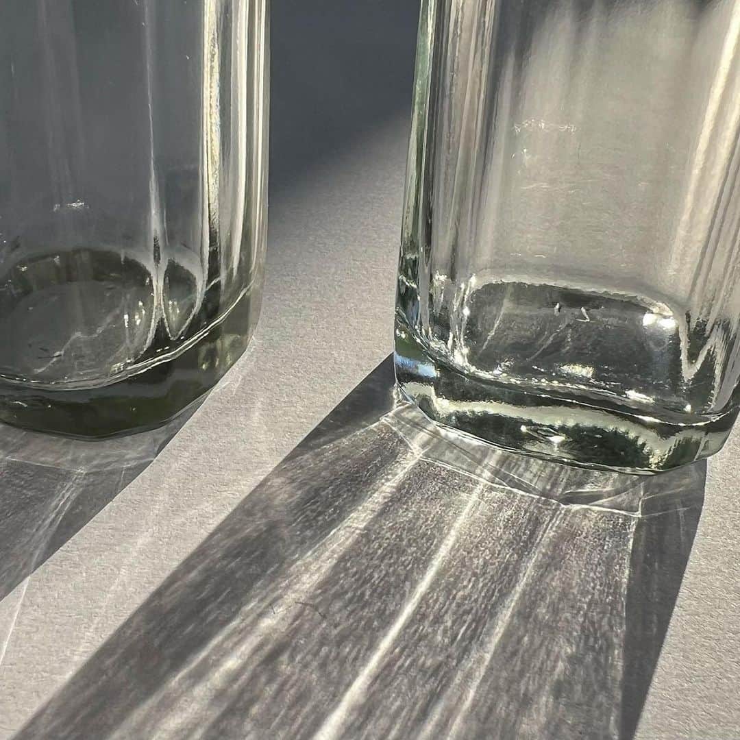 THREEさんのインスタグラム写真 - (THREEInstagram)「すべてを生かしていく、アップサイクルという美意識を。 THREEのサスティナブルなモノづくり。  新バランシング シリーズのボトルは、市中回収したガラス瓶を原料として使っています。リサイクル原料80%以上のガラスならではの濁りがありますが、その濁りの効果で、有機的に揺らぐ独特の輝きが生まれました。 また、ガラスの透明感が低下したお陰で、ナイーブな精油を光ダメージから守る、という嬉しい副次的な効果も。  使うたびに静かな高揚を感じさせるような感動を皆さまに。 表面上だけではない、THREEの深いこだわりを、ご体感いただけたら嬉しいです。  #threecosmetics #アップサイクル #スリー」4月2日 19時51分 - threecosmetics
