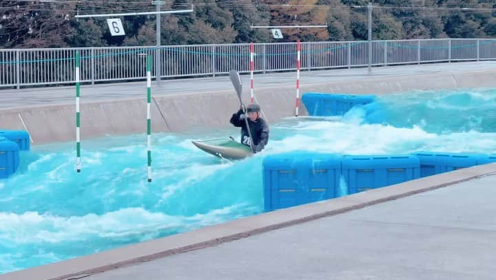 矢澤一輝のインスタグラム：「流れと一緒に動くのは得意。 流れよりも速く動くのは不得意。 #カヌー #スラローム #カヤック #スポーツ #アウトドア #川遊び #ワークアウト #水遊び #自分磨き #体幹トレーニング #トレーニング #カヌーのお兄さん #ハイエースのお兄さん #サップ #sup #青森 #弘前 #絶景 #外遊び #そとあそび #田舎暮らし #移住 #スタンダードプードル #愛犬 #犬 #愛車 #ハイエース #オリンピック」