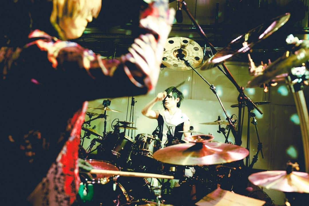 影丸さんのインスタグラム写真 - (影丸Instagram)「2023.03.31 お互いのドラム交換  #SORA丸 #sks #ジグザグ #ドラム #ドラムソロ #drums #drumsolo #drummer #drummerlife #pops #music #musician #songs #zildjiancymbals #yamahadrums #rohemadrumsticks #teamrohema #aspr #アサプラ #ead10」4月2日 19時54分 - kagemaru_zigzag