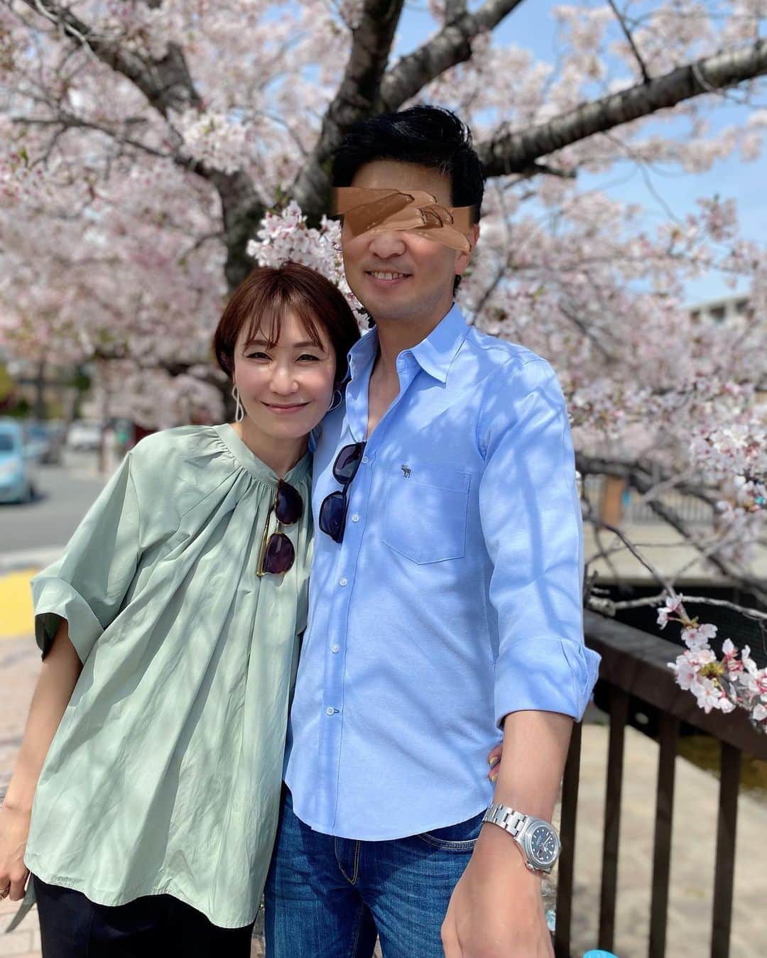 森上亜希子のインスタグラム：「久しぶりの夫婦の写真📸 長男が撮ってくれました。 長男の画角が結構好きな私。 「もう、ちょい真ん中」とか言って撮ってくれました。  長男にはこんな景色に見えてるのね。  #芦屋さくら祭り #桜 #夫婦 #もうすぐ丸12年 #家族時間 #familytime  #cherryblossom  #tennis #テニス」