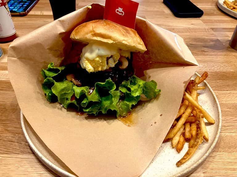 HIROSHIのインスタグラム：「Booやんが新しいお店を出したのでみんなで行ってきた。 ハンバーガーめっちゃ美味しかった！ 昼はランチ夜はディナーもやってるみたい。 お肉もパンもめっちゃ美味しかった。 次はディナーに行こう。 お近くの人は是非行ってみて！」