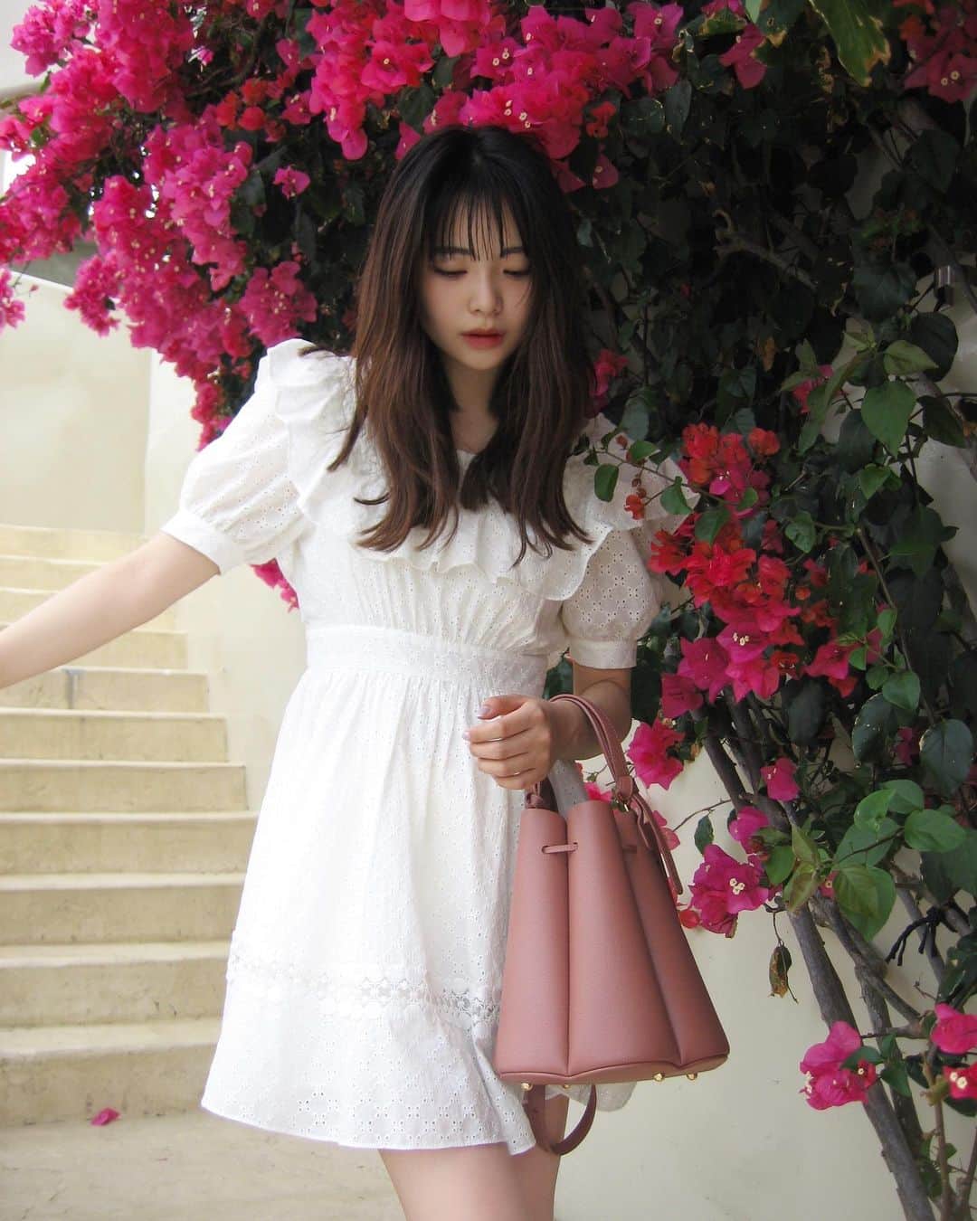 麻生果恩のインスタグラム：「🌺  @polene_paris   春らしいお色で大きさも形も使いやすく 荷物の多い時も大活躍なとってもかわいいバック♡  早朝の空の様な、柔らかで繊細なポレーヌらしいカラーパレット オレンジがかったニュアンスピンクのカラーを選びました🤍  #Sponsored#Ambassador#thankyou」