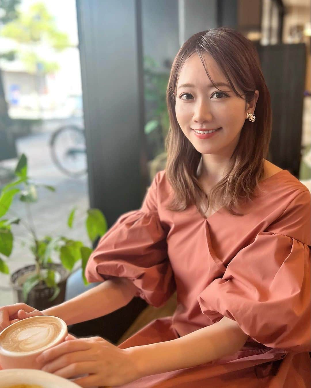 佐藤瀬奈さんのインスタグラム写真 - (佐藤瀬奈Instagram)「⠀ lunch time ◡̈⃝ ♡⠀ ⠀ 暑くてもカフェだとどうしても ホットを飲みたくなってしまう☕️  なんかホットの方がカフェ気分が味わえる気がして笑 汗流しながら飲んでます←⠀ ⠀ そして先日 @yuta89.03 さんにスティックハイフしていただいたから、お肌の調子がとても良い🤤 リフトアップ効果ももちろんなんだけど、肌にハリが出るからメイクのりも良くなるの🥹✨ 痛みゼロでめちゃくちゃ気持ち良いから本当におすすめ💓⠀ ⠀ 雄太さんのアカウントも美容やダイエットの情報満載で 凄いタメになるからぜひ見てみてね🥹🫶🏻 @yuta89.03 ⠀ ⠀ 今回も鬼滅の話で盛り上がってたらあっという間に終わってました😂♡ 昨日から遊郭編の総集編(前半)が始まって、来週はついに 刀鍛冶の里編がスタート、、！！ あ、考えただけで吐きそう🥹 ・ ・ ・ #Yeautty #スティックハイフ #アドバイザー中山 #ハイフ」4月2日 14時47分 - senapuu