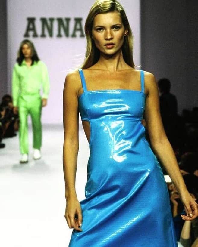 ベイリー44のインスタグラム：「Kate Moss on Runway for Anna Sui. Spring color scheme.」