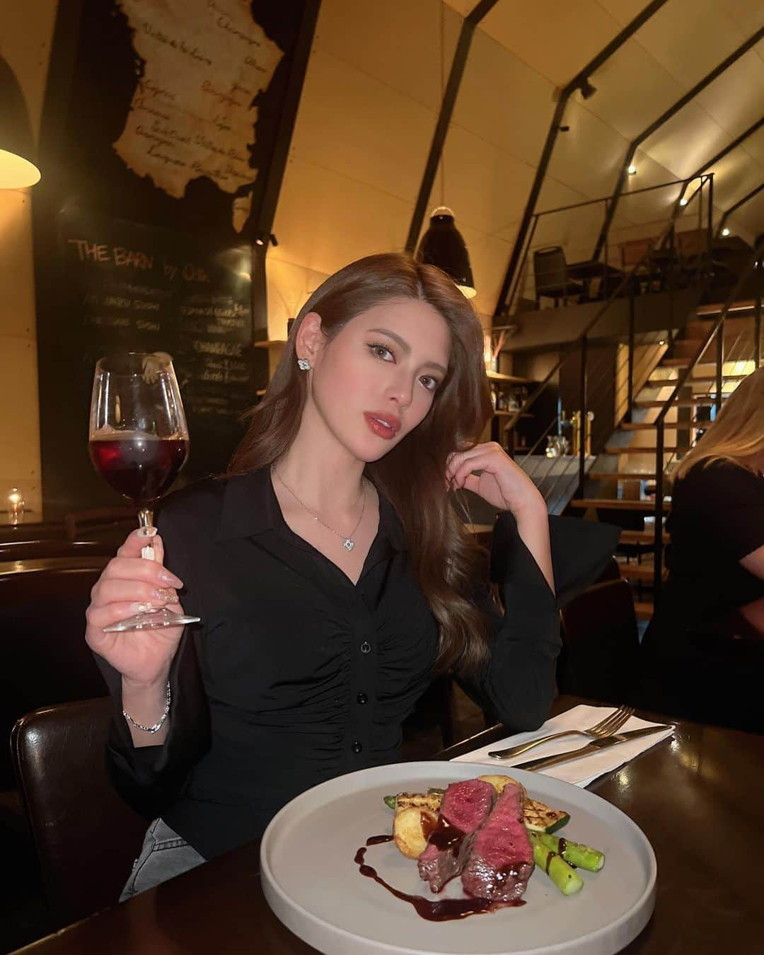 MINAMIさんのインスタグラム写真 - (MINAMIInstagram)「. ルネッサンス🍷  ニセコで行ったオススメのお店🌿 @niseko_thebarn   何食べても美味しくてお洒落で 大好きなレストランになったよ😆✨ 特に鹿肉🦌が美味しすぎて感動した❤️  . . . . . .  #instagood  #likeforlike  #タビジョ #国内旅行  #フォロー  #makeup  #いいね  #撮影 #happy #旅行  #外国人風カラー #ハーフモデル  #海外旅行好きな人と繋がりたい #japanesegirl  #関西ハーフモデル #東京モデル #asiangirls #サロンモデル  #ニセコグルメ #北海道グルメ #bikini #水着 #北海道旅行 #ニセコ #niseko #hokkaido」4月2日 14時58分 - 373.mii