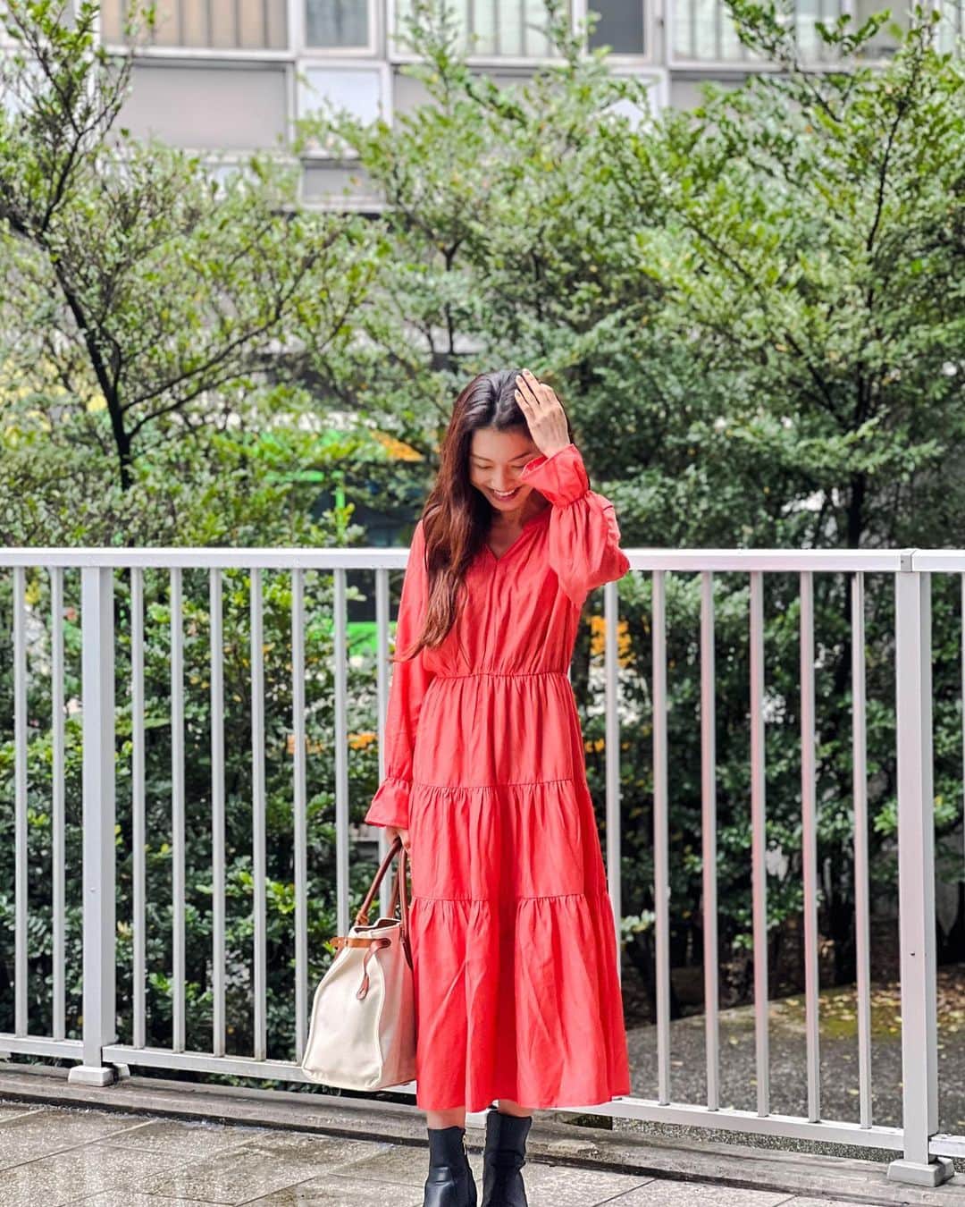 のインスタグラム：「ZIP-FMカラーのオレンジ🧡 初回放送は、意識してオレンジにしたのですが気づいたかな☺️✨  カラーがファッションの中に取り入れられると春を感じさせられるから好き🌸  #春コーデ ONEPIECE: #RANAN Bag: #RalphLauren boots: #ORientalTRaffic  ラナンのお洋服は、軽やかで着やすい✨これ1枚あれば、一気に #大人女子 に✨ @ranan_official  #PR #ラナン #rananstyle #トレンドコーデ #トレンドアイテム#きれいめファッション #大人ファッション #大人コーデ  #春服 #春ファッション」