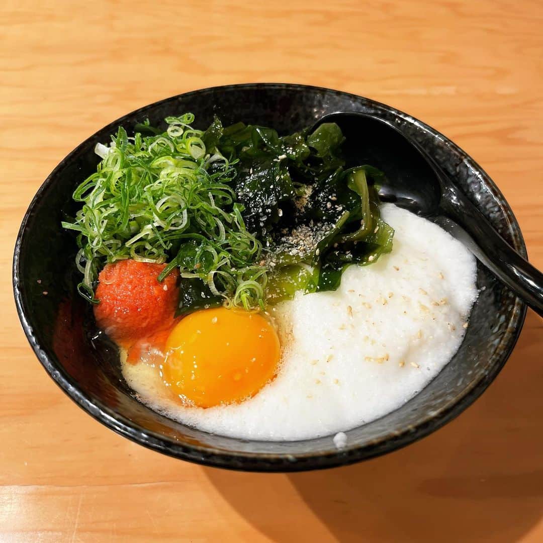 小鳥遊しほのインスタグラム：「4月のうどん事情🥢  さてさて4月になりましたねぇーーー！みなさんお花見はしましたか？私は昨日夜桜パーティーをしました🌙🌸最高に楽しかったです！(二日酔い)  で、1月から始めたうどん屋修行！  スパイスカレー屋に次いで、あれこれ学べて楽しんでます。  4月はイラストのお仕事も多いので少なめですが、以下日程が甚三 高田馬場店にて出勤している修行日になります💪  4(火) 11(火) 18(火) 24(月) 26(水)  OPEN〜14:30までいます！ きてね😘❤️  甚三(じんざ) 高田馬場店 JR高田馬場駅 戸山口から徒歩1分以内！ 戸山口改札出て右→ファミマがあるので向かって左に数十m進むとあります。 「俺の空」さんの隣です🍜  最後の写真は 我が家のうどんちゃんのおひげが落ちていたよ、の図です🐈‍⬛笑  #うどん #甚三 #うどん屋 #讃岐うどん #高田馬場 #高田馬場グルメ #高田馬場ランチ」