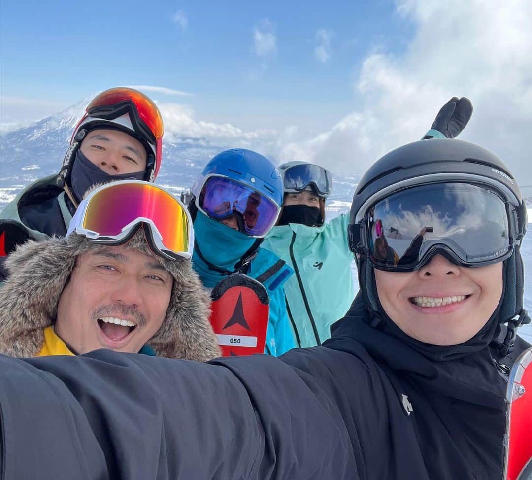太田雄貴のインスタグラム：「今シーズン滑り納めの！（はず） はニセコ＆キロロへ！  ニセコのこの数年の開発の進みっぷりを学ばせて頂いたり、賢太郎さんのミーティングや視察にも同行させて貰って大変学びの多い時間でした。  日本の冬季産業のポテンシャルは凄い！  もっとスキーが上手くなりたい！」