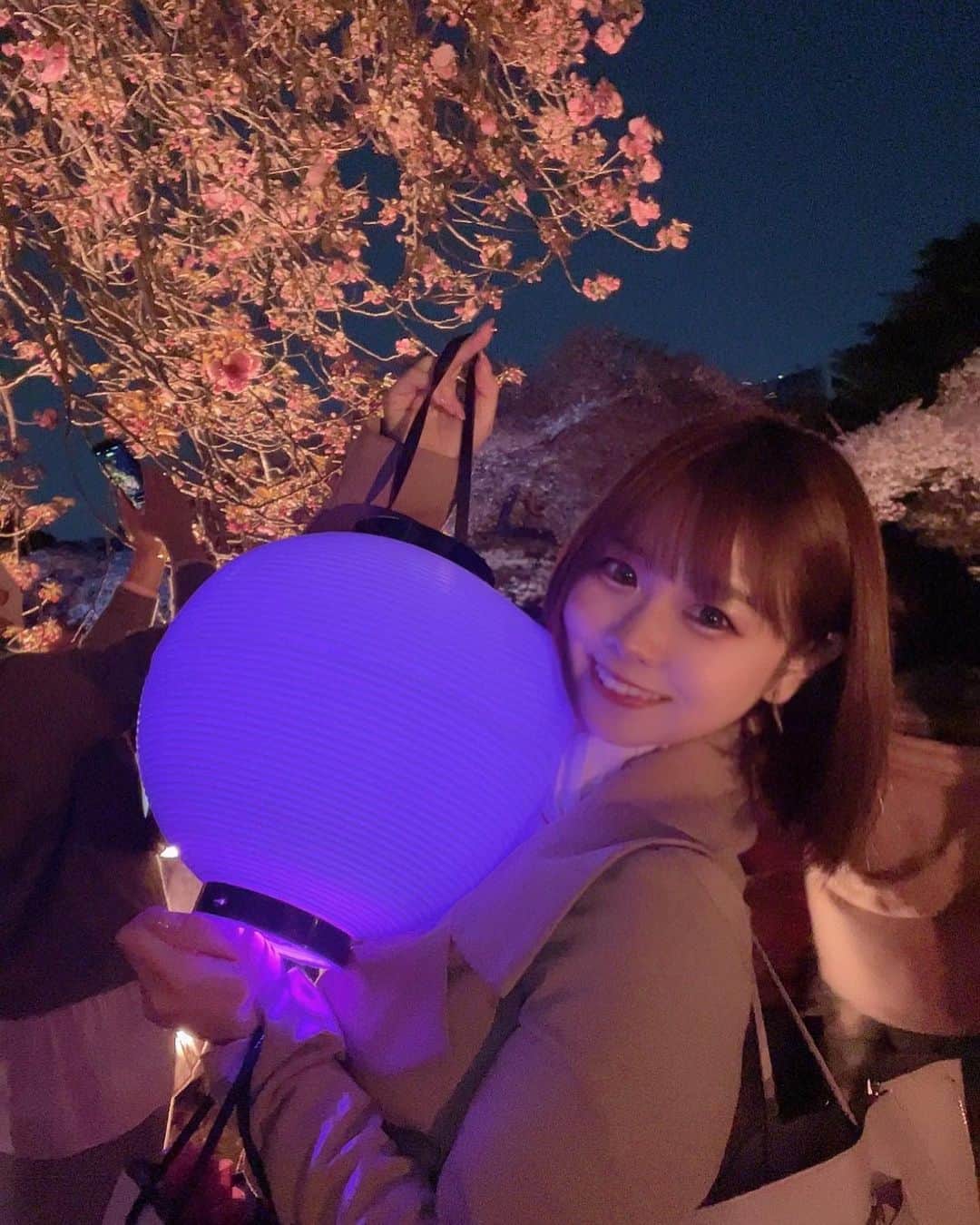 えれなのインスタグラム：「夜桜のライトアップめっちゃ綺麗だった🥺❤️桜大好きマン🌸  #バーレスク大阪#バーレスク大阪えれな  #バーレスク#バーレスク東京 #北新地 #ショートカット  #ショートヘア #ショートヘアー女子  #童顔女子#アイドル #インスタ映え #ロリ顔 #大阪#梅田#ショートヘアー  #グラドル自撮り部 #エンタメ活動を止めない  #新宿御苑 #新宿御苑🌸  #夜桜 #桜ライトアップ  #夜桜ライトアップ  #新宿御苑桜 #お出かけ #burlesque#burlesqueosaka #burlesquetokyo#gravureidol  #gravure#japanesegirl」