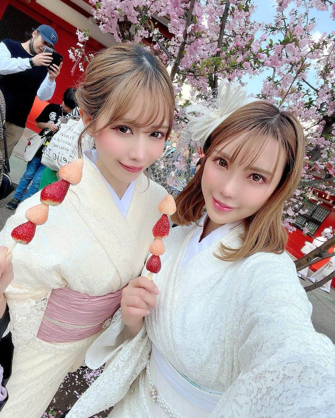 佐々木あゆみさんのインスタグラム写真 - (佐々木あゆみInstagram)「🍓🍓🍓🍓 . . レースの着物初めてだったんだけど @rikawafuku 豊富な品揃えでした✨ 着るのも脱ぐのもかなりスムーズにできるここオススメ🙌 . . 着物って後半苦しいけど着るとテンション上がる⤴︎ たくさん外国の観光客の人いて賑わってたなぁ☺️ 外国の人が着物着て桜の写真パシャパシャしてるの 見るとほっこりする🍵嬉しい . . 定期的にお着物また着たい👘💗 . #浅草 #浅草食べ歩き #浅草メンチ #着物 #レース着物 #着物レンタル #浅草着物レンタル #いちご #さくら #おさんぽ  #asakusa #kimono #japanesestyle #japan #cherryblossom #strawberry #👘 #🍓 #🌸  @rikawafuku」4月2日 15時21分 - ayunpi0128