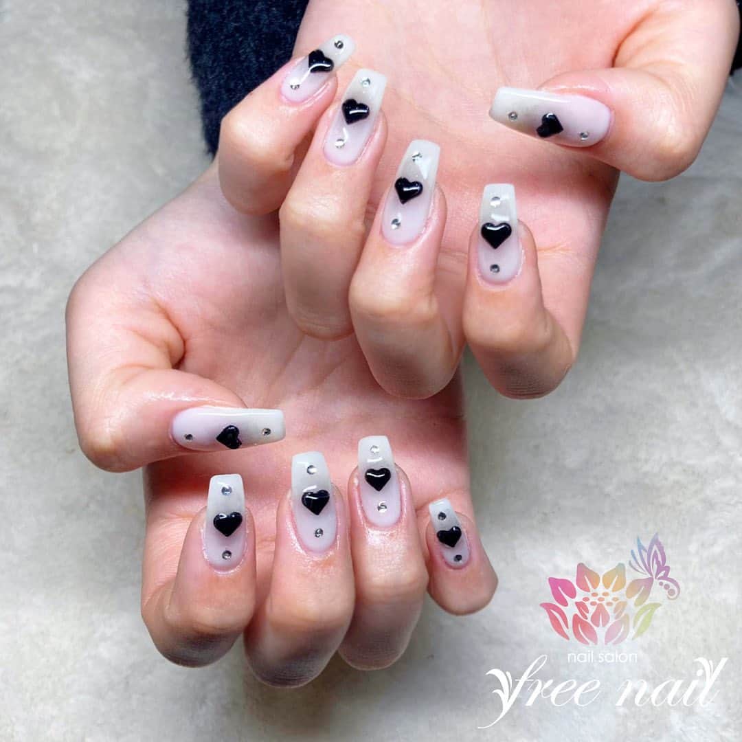 free nail フリーネイルのインスタグラム：「. お客様ネイル💅🏻🪷 . ぷっくりハートネイル🖤🤍 . シンプルキュート🖤🤍 . ご来店ありがとうございました🙇🏻‍♀️🙇🏻‍♀️🙇🏻‍♀️💗 . #ネイルアート #ジェルネイル #ネイルサロン #大阪ネイルサロン #ネイルデザイン #ネイルチェンジ #ぷっくりネイル #ぷっくりハート #ハートネイル #立体ネイル #ホワイトネイル #ブラックネイル #デザインネイル #トレンドネイル #おしゃれネイル #大人ネイル #春ネイル #springnails #nailsart #nailsdid #美甲 #日式美甲 #日式美甲胶 #日本美甲师 #日本美甲老师 #美甲上课 #日本胶 #フリーネイル #freenail」