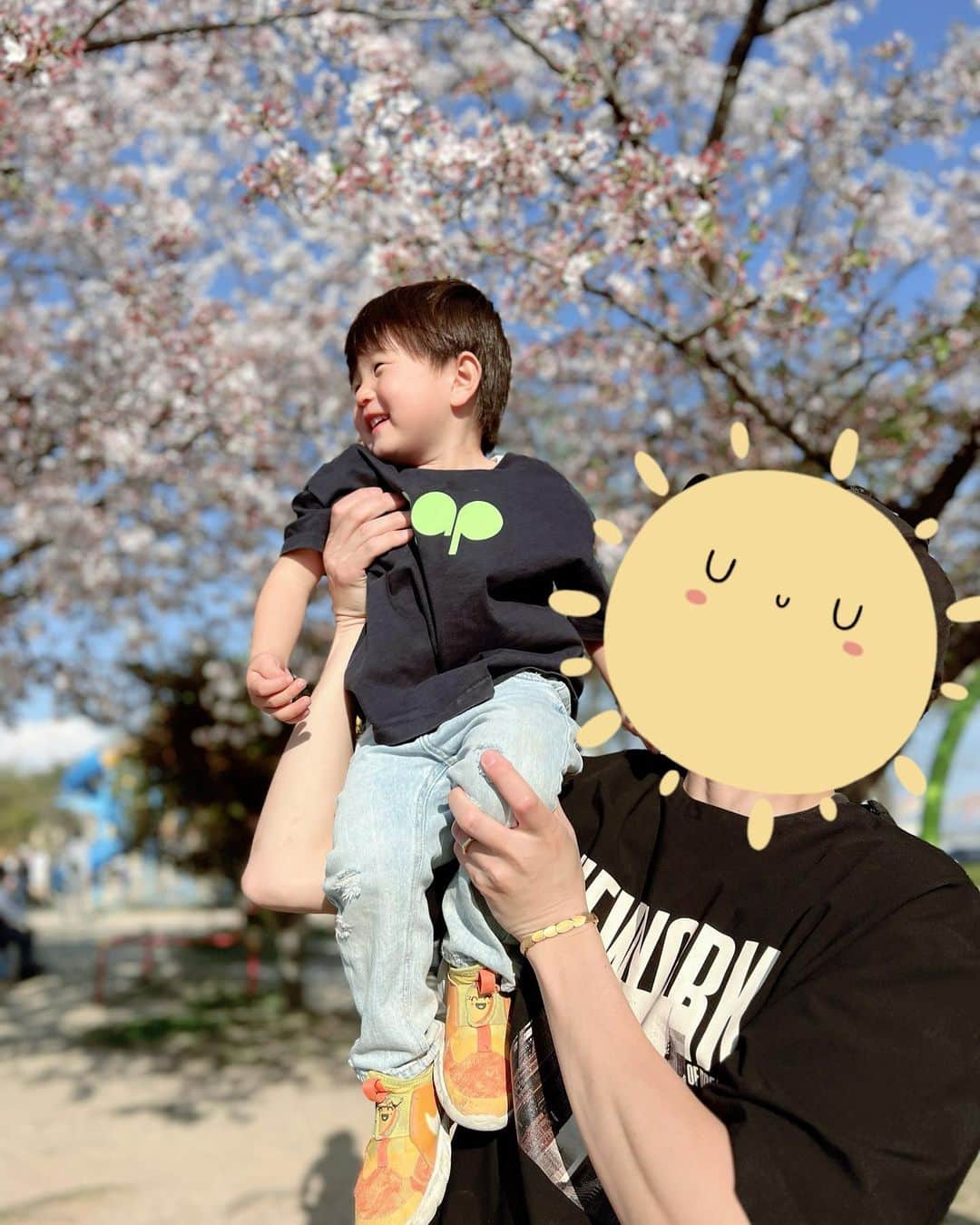 鈴木亜美さんのインスタグラム写真 - (鈴木亜美Instagram)「子供達もキレイな桜にスマイル😋スマイル😋🌸 #桜舞い散る #公園 #可愛すぎます #kids  #baby  #babygirl  #boy」4月2日 15時32分 - amiamisuzuki