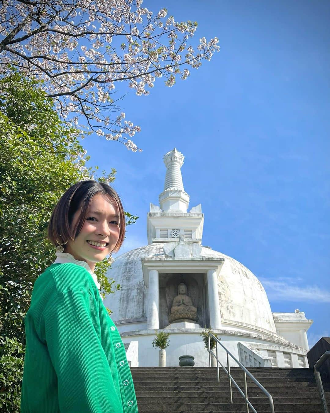 酒井瞳のインスタグラム：「続いての桜スポットは #日向 #仏舎利塔 ✨  宮崎を沢山ロケしているスタッフさんも知らなかった日向のお花見スポットに  行って来ましたが、とんでもない盛り上がりでした🤣  #よかばん みんな見てくれてるってー！  是非とも毎週見てくださいね🌸😆笑  そして思い出エピソードを持って次の場所へ🫡‼️  #宮崎 #宮崎観光 #桜 #花見 #🌸 #思い出 #いいねください  #よかばん #花見スポット」