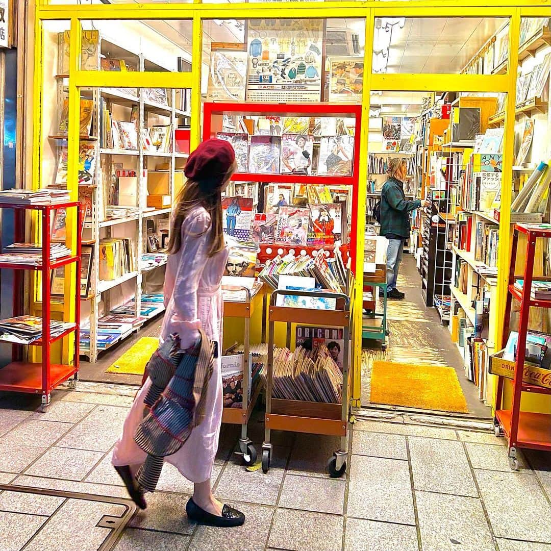 金山睦のインスタグラム：「古いファッション誌を探しに📚📚📚 #fashion #ファッションラバー」