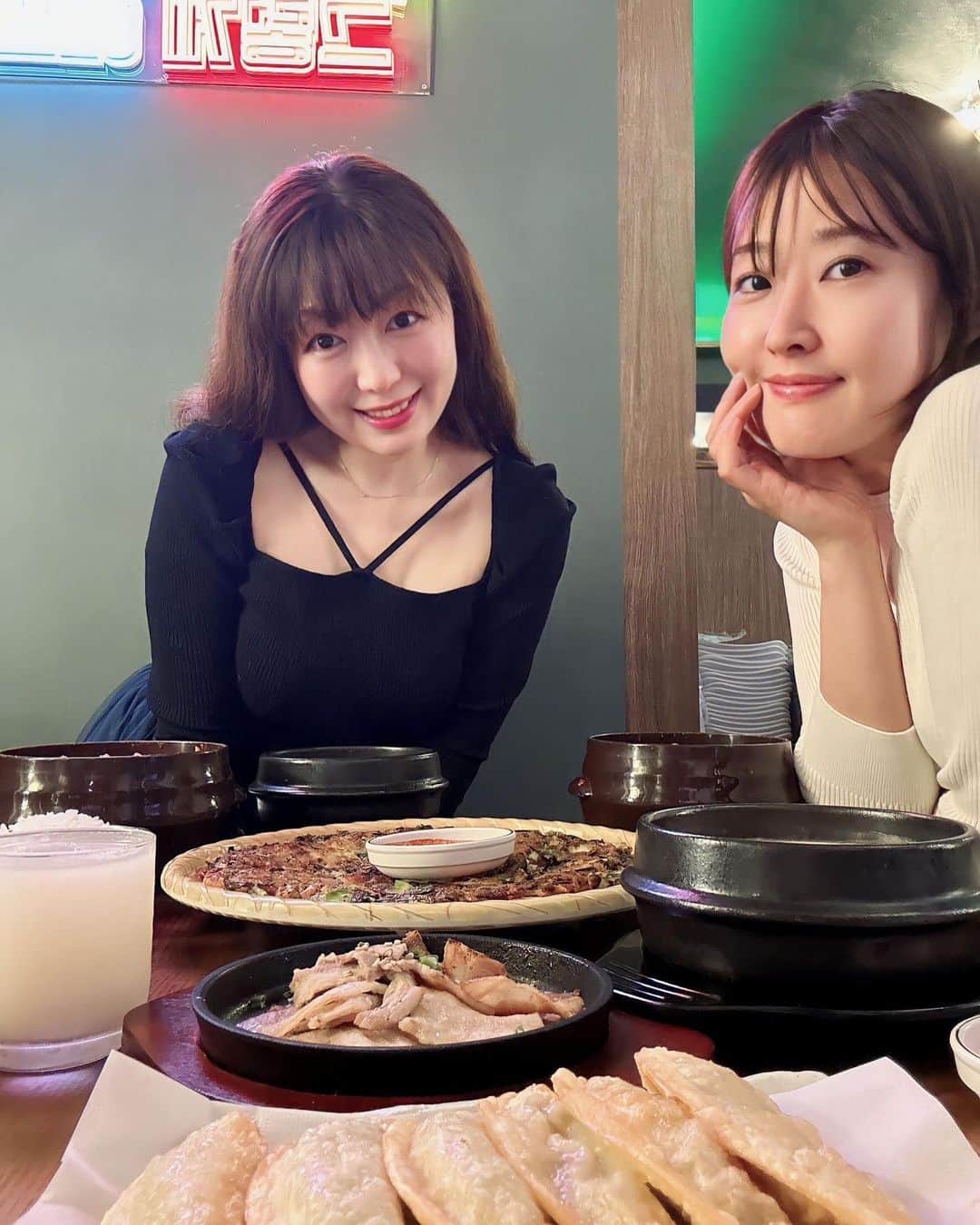 小川理子さんのインスタグラム写真 - (小川理子Instagram)「新大久保の「シンセンソルロンタン」☺️ ソルロンタン初めて食べるから、すごく気になっていたの。 韓国の明洞にもあるお店だったので、本場の味を楽しみにしてて🤤 特撰コンボセットで「ソルロンタン＋サムギョプサル」にしてみた‼︎ランチもディナーもセットはオーダーしやすい♡  他に ・海鮮チヂミ ・チャプチェ餃子 もオーダー‼︎  キムチも2種類食べ放題。 この大きさみて！笑 海鮮チヂミも大きくて、まわりカリカリで美味🤤 チャプチェ餃子もチャプチェがいっぱい詰まってて、チャプチェと気好きには好物がひとつになってて嬉しい♡  そして本命のソルロンタンは、 うす味で美肌に良いコラーゲンやビタミンがいっぱい溶けたスープに自分で味つけ。 お塩やコショウ、キムチで味変楽しみつつ、美肌効果期待していただきました♡ メニューは、 鍋やチュクミ、王マンドゥなど食べたいものがいっぱいで充実していたよー（ドリンクもアルコールやソフトドリンク種類豊富で嬉しい）  お店も入口、店内おしゃれでテンション上がった😍 来店時、すごい雨だったのだけど、いっきに楽しい気分になれたよ✨ 本格韓国料理、まだまだ食べてないのがあるから 自分の好物広げていきたいな♡  追記‼︎ なんと、お店の素敵な計らいで、このインスタを見て来て下さった方にソフトドリンク人数分無料サービスしてくれるそう☺️ #シンセンソルロンタン （ @sx3_jp ） #ホシギ2羽チキン2号店 （ @hosigi_japan02 ） 両店大丈夫だそうです♡ 店舗で私のインスタ画面を見せてドリンクゲットして🤤  PR @sx3_jp  #シンセンソルロンタン #シンセンソルロンタン新宿店 #シンセンソルロンタン新宿本店  #ソルロンタン #ソルロンタン専門店 #신선설렁탕 #설렁탕 #新大久保 #新大久保グルメ #新大久保ランチ #韓国料理好きな人と繋がりたい #韓国料理🇰🇷 #koreafoodholdings」4月2日 15時37分 - ogawariko11