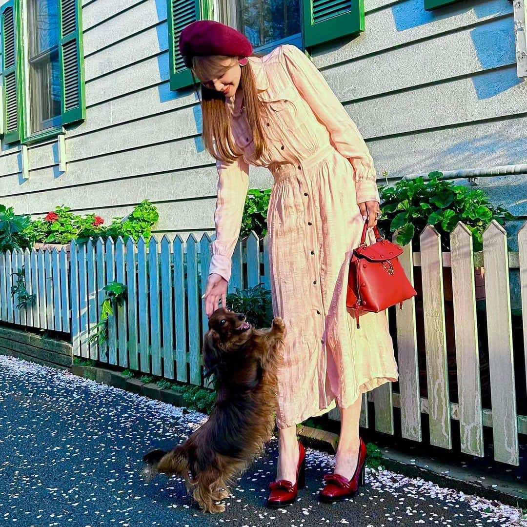 金山睦のインスタグラム：「先日のコーデ💖❤️ 春になったら着ようと思ってたcoachのワンピースやっと着れた🌸  #fashionlover #ファッションラバー　#春コーデ」