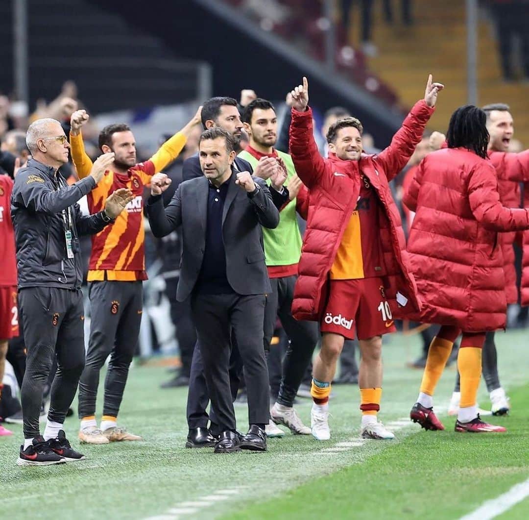 ドリース・メルテンスのインスタグラム：「What a night 💛❤️ Special thanks to @burakkoca._ and the medical staff of @galatasaray for bringing me back on the pitch 🙏」