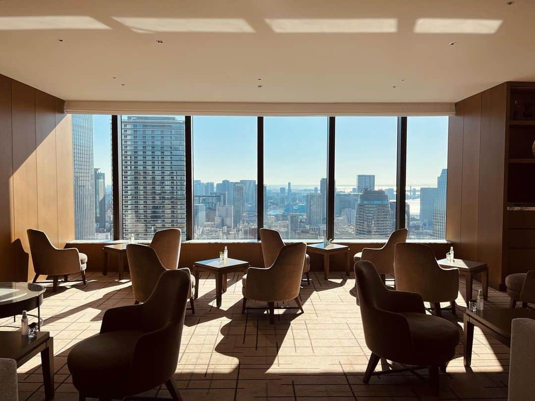 のインスタグラム：「Club Lounge in the sunshine☀️ 柔らかな日差しに照らされるクラブラウンジ🛋  Club Lounge Location: The 37th Floor, The Okura Prestige Tower クラブラウンジ オークラ プレステージタワー 37階  #クラブラウンジ #ホテルラウンジ  #theokuratokyo #オークラ東京 #ホテル #東京ホテル #ラグジュアリーホテル #ホテルからの景色  #ホテル好きな人と繋がりたい #ホテル巡り  #clublounge #hotellounge #hotellife #hotelview #hotelstay #hotelgoals  #okura #hotel #tokyohotel #luxuryhotel  #lhw #leadinghotelsoftheworld #lhwtraveler #uncommontravel」