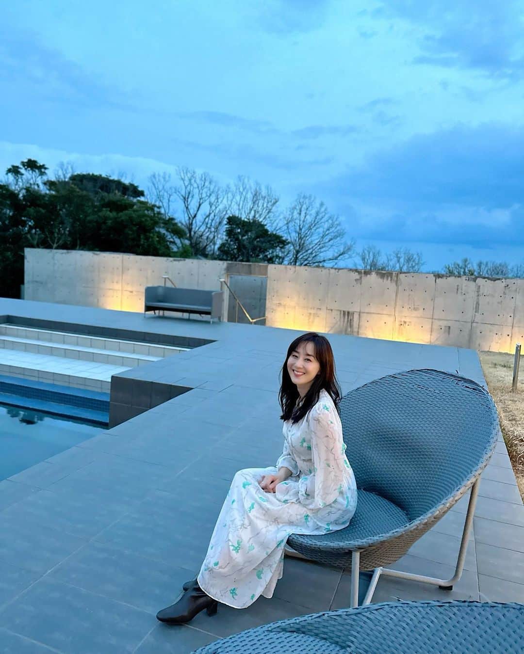 村上麻衣のインスタグラム：「先日、伊豆高原へ行ってきました。  丘の上にたつ、海が見えるホテル。 静かでのんびりできました🕊️🫧  全室オーシャンビューでお部屋の窓からも海が見えたので、 ベットでゴロゴロしながらぼーっと海と空を眺めてきました✨  朝日もとても美しかったです☀️  お部屋のお風呂は温泉です♨️ 温泉と海って最高。 夏のプールに入れる時期ならもっと良さそう。  #伊豆高原#伊豆 #家族旅行 #伊豆旅行 #癒し#izu #japn #onsen」