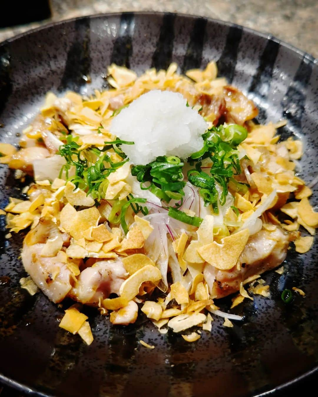 和田益典さんのインスタグラム写真 - (和田益典Instagram)「◆昨夜の晩ごはん  ２週間ぶりの皮ニン。  やはり安定。 . . . #焼鳥屋 #焼鳥 #焼き鳥 #ヤキトリ #やきとり #鶏肉 #唐揚げ #さんかく #せせり #とりかわ #鶏ラーメン #ラーメン #飯テロ #鶏皮 #鶏皮にんにく #皮湯引き #ニンニク #にんにく #手羽焼き #ぼんじり #chicken #chickengrill #delicious #gourmet #foodstagram #food #dinner #yakitori #japan  #場所教えないシリーズ  いつものように皮ニン追加したった〜 皮湯引きもおかわりなり〜 .」4月2日 15時45分 - masunori_wada