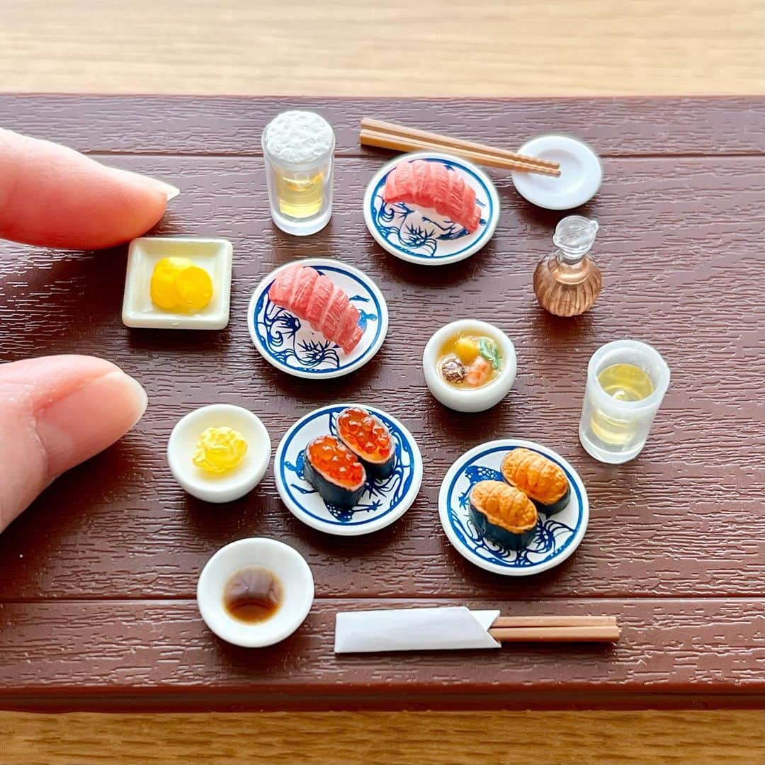 satomi?さんのインスタグラム写真 - (satomi?Instagram)「*2023.04.02*  3時のおやつ🍓 (過去picより)  ストーリーズにあげたミニチュア達♡ テーマは回転寿司🍣 (全て購入品です)  過去作品をいつかミニチュアで作りたい… 中々思うように進まないけど🥲」4月2日 15時48分 - satomi_0819