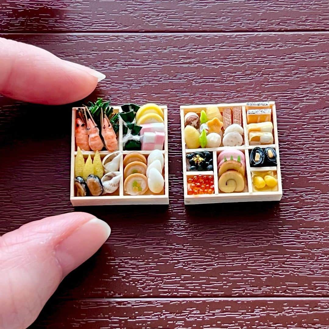 satomi?さんのインスタグラム写真 - (satomi?Instagram)「*2023.04.02*  3時のおやつ🍓 (過去picより)  ストーリーズにあげたミニチュア達♡ テーマは回転寿司🍣 (全て購入品です)  過去作品をいつかミニチュアで作りたい… 中々思うように進まないけど🥲」4月2日 15時48分 - satomi_0819