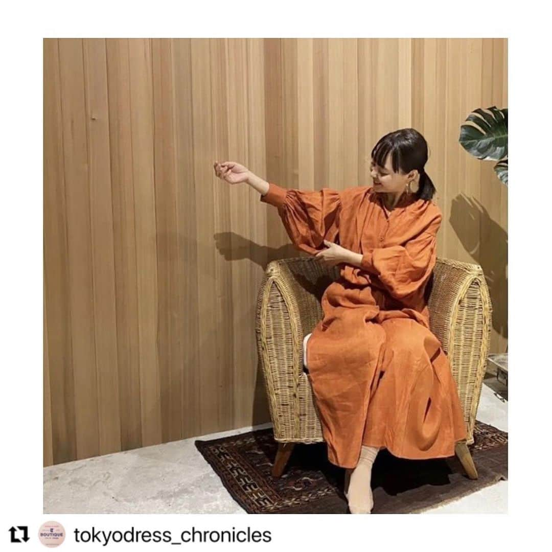 青山有紀さんのインスタグラム写真 - (青山有紀Instagram)「2017年からスタートした @tokyodress_chronicles @emilytokyodress.es とのコラボ🧡今回が最後のコラボレーションです🧡🧡🧡  #Repost @tokyodress_chronicles with @use.repost ・・・ .  今回　最後のコラボレーションでは初のトップスとパンツもおつくりしました。  カラーは青山さんの愛する天然石からの インスピレーション🧡🤎  カーネリアンとスモーキークオーツ（茶水晶）  TOPS  空気を纏うように身につけていただきたくて たっぶり生地をつかって  たくさんのギャザーを入れています。  バンドカラーの襟元は ボタンを開けていただくと  抜け感もでて、ちょうど良いバランスの Vの形になって 首元がスッキリ見えるように。  その日の気分やあわせるものによって  ボタンをどこまで開けるかで見え方を変えられます。ぜひお好きなバランスを見つけて楽しんでください。  PANTS  前の部分にプリーツを入れることによって 立体感が出るので ウエストやヒップ周りが 美しく見えます。 ワイドパンツですがこちらも生地をたっぷりつかっているのでスカートのようにも見えるバランスです。  TOPSとPANTS セットアップで着ていただくのも  とってもおすすめです！ トップスはパンツにインしてもアウトでも バランス良く着ていただけます (セットでご購入いただくと、単品でご購入いただくよりもお求めやすいプライスになっています)  リネンの着心地の良さは、一度知ってしまったらやみつきになるとも言われています。  ぜひお好きな色のリネンアイテムを身につけて　生活に楽しさと潤いをプラスしていただけたら嬉しいです。  【青山有紀さん】@yukiaoya 京都市内で料理屋を営む母と韓国薬膳に精通した祖父に囲まれて育つ。 生まれ育った京都のおばんざいと幼い頃から食べてきた韓国家庭料理の素晴らしさを伝えたいと、美容業界を経て2005年東京中目黒に京おばんざい屋「青家」を、2010年京甘味処「青家のとなり」をオープン。 2010年北京中医薬大学日本校卒業。国際中医薬膳師資格取得。薬膳料理、韓国料理、インド伝承医学アーユルヴェーダに関するレシピ本など著書多数。 現在は２店舗ともに閉店し、京都にてオンラインストア用の工房を構え、心身ともによろこぶものづくりに専念している。Garden of Spirit認定 花療法家、本草閣認定マスターヒーラー、カタカムナ認定講師、シータヒーラーとしての知恵も生かし、自身のアトリエで不定期で様々なイベントも開催している。  . . . #リネンアイテム #リネンドレス #リネンワンピース #カシャクールドレス #バックリボンドレス #スカートパンツ #ワイドパンツ #カーネリアン #スモーキークォーツ #天然石 #青山有紀 #酒枝えみ #tokyodress」4月2日 16時09分 - yukiaoya