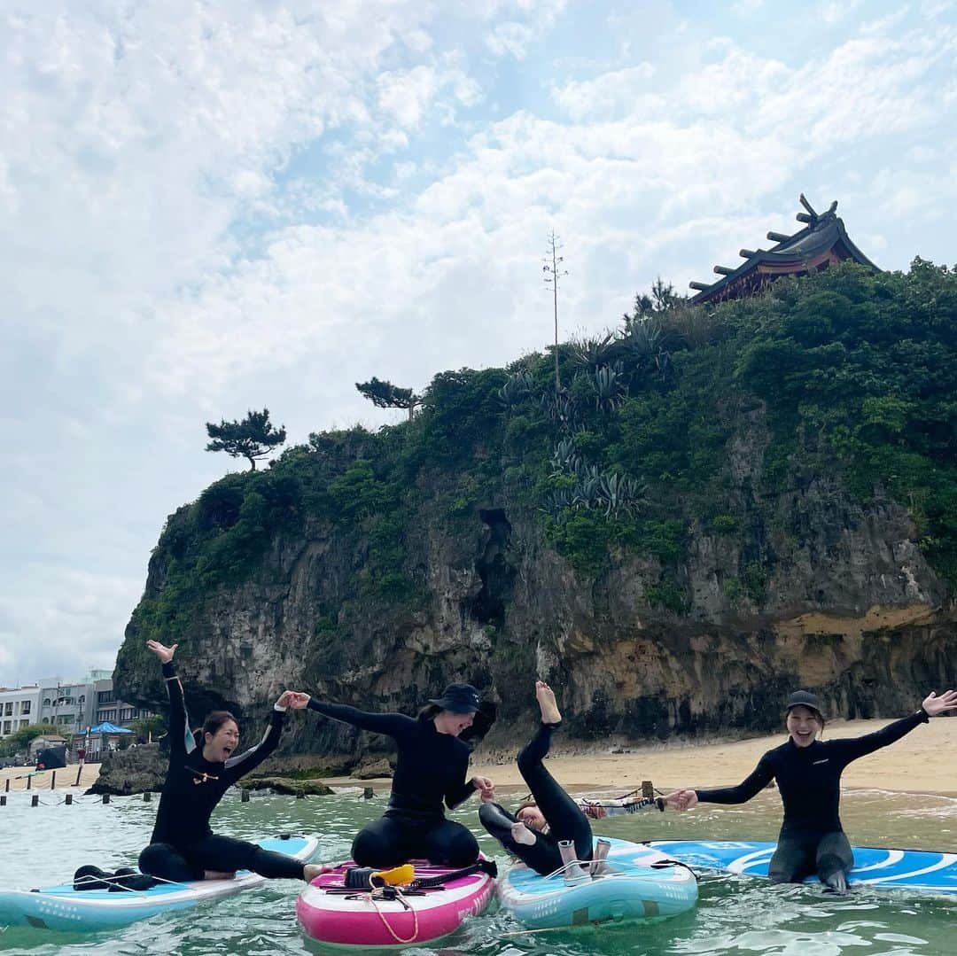 田中律子さんのインスタグラム写真 - (田中律子Instagram)「第24回日本サップヨガ協会認定指導者養成講座  @japansupyogaassociation  沖縄波の上ビーチサップ　@naminouesup  CAMS RING FINGER @sup_ring_finger  さんに協力していただいて開催しました🏄‍♀️  今回は8人の新しいイントラが合格しましたー㊗️👏🏼 北は北海道から、南は沖縄まで、全国各地から来てくれたみんなと、朝から漕ぎトレーニングに体幹トレーニング、AEDに、海でのレスキューも🏄‍♀️💪🏼とにかく身体を動かしまくり、ロープワーク🪢や、新しく覚えること山積みで頭も使う🔥出来ない事は何度も何度も繰り返して、仲間同志で助け合い、学び合い、フォローし合う✨まるで部活みたいな4日間😆  朝はビーチに6時半には来てロープワーク🪢セッティングの復習して、夜もご飯食べててもマイロープで、もやい結びやふた結びの練習して、毎日風速風向、干潮満潮時間、潮位波高を調べて覚えて、初日はあわわわしてたみんなも、最終日にはバッチリ👌実技テストも座学テストも合格❗️❗️  これからがイントラとしてのスタートだから、これからたくさんステキなサップヨガレッスンを開催してね🏄‍♀️🧘‍♀️❤️  次回のサップヨガ指導者養成講座は、広島にて初開催❗️6月1〜4日です🏄‍♀️参加希望の方は日本サップヨガ協会メールまでお問い合わせ下さい✨ 📧➡️ info@jsya.or.jp  #日本サップヨガ協会  #jsya #supyoga  #supyogateachertraining  #日本サップヨガ協会認定指導者養成講座  #協会の仲間たち #波の上ビーチサップ  #cams #ringfinger  #athletesavejapan  #フクダ電子」4月2日 16時05分 - ri2kotanaka